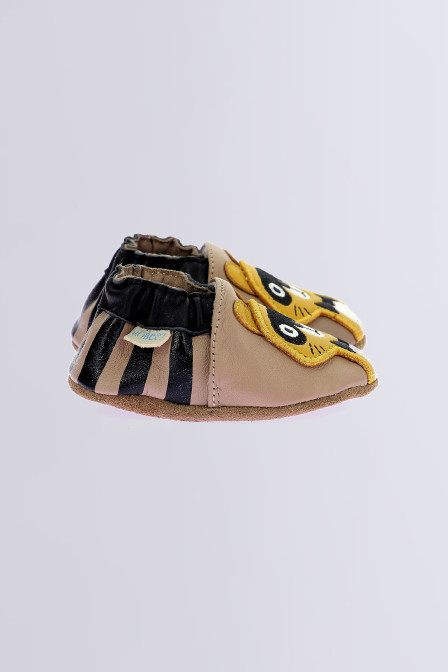 Raycoon - Light brown and black soft sole slippers for boy - Robeez © Official website Raycoon - Light brown and black soft sole slippers for boy - Robeez © Official website