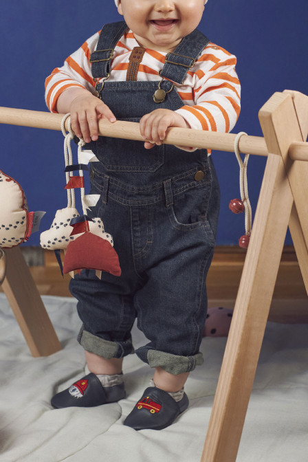 Badge Fire - Navy soft sole slippers for boy - Robeez © Official website Badge Fire - Navy soft sole slippers for boy - Robeez © Official website